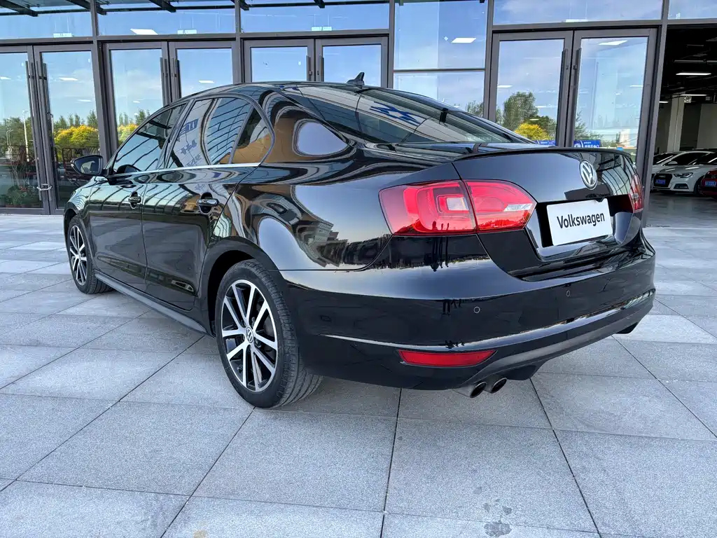 VOLKSWAGEN SAGITAR 2013