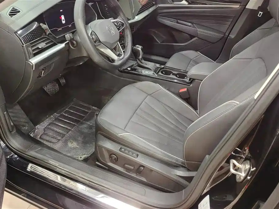 VOLKSWAGEN PASSAT 2024