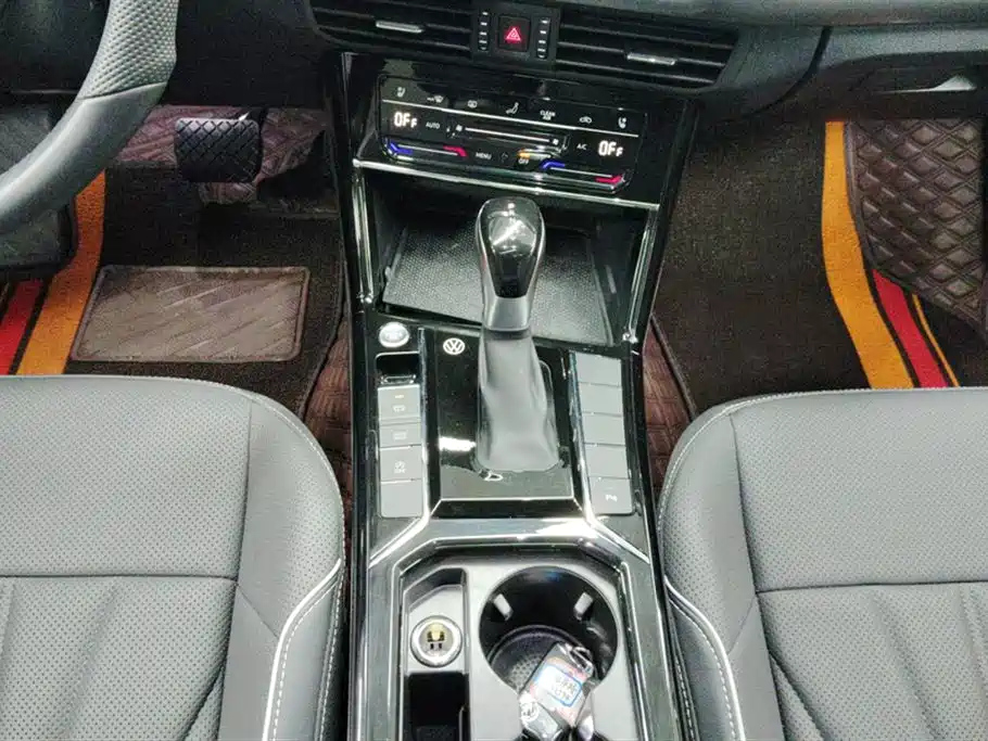 VOLKSWAGEN PASSAT 2024