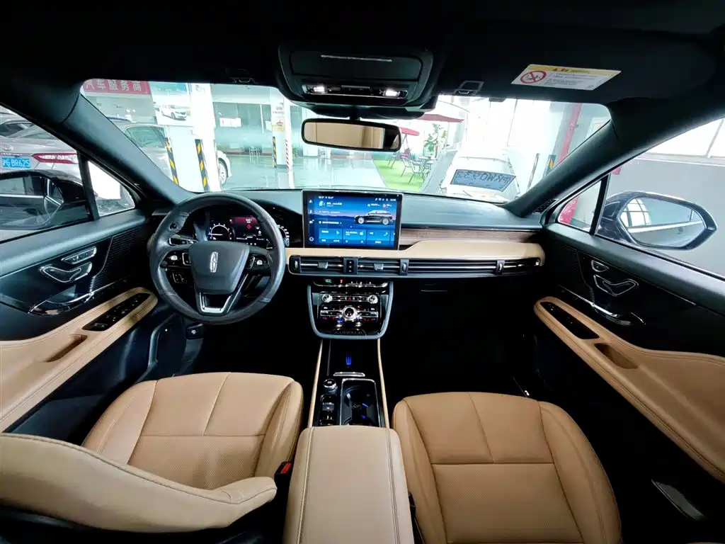 LINCOLN ADVENTURER 2020