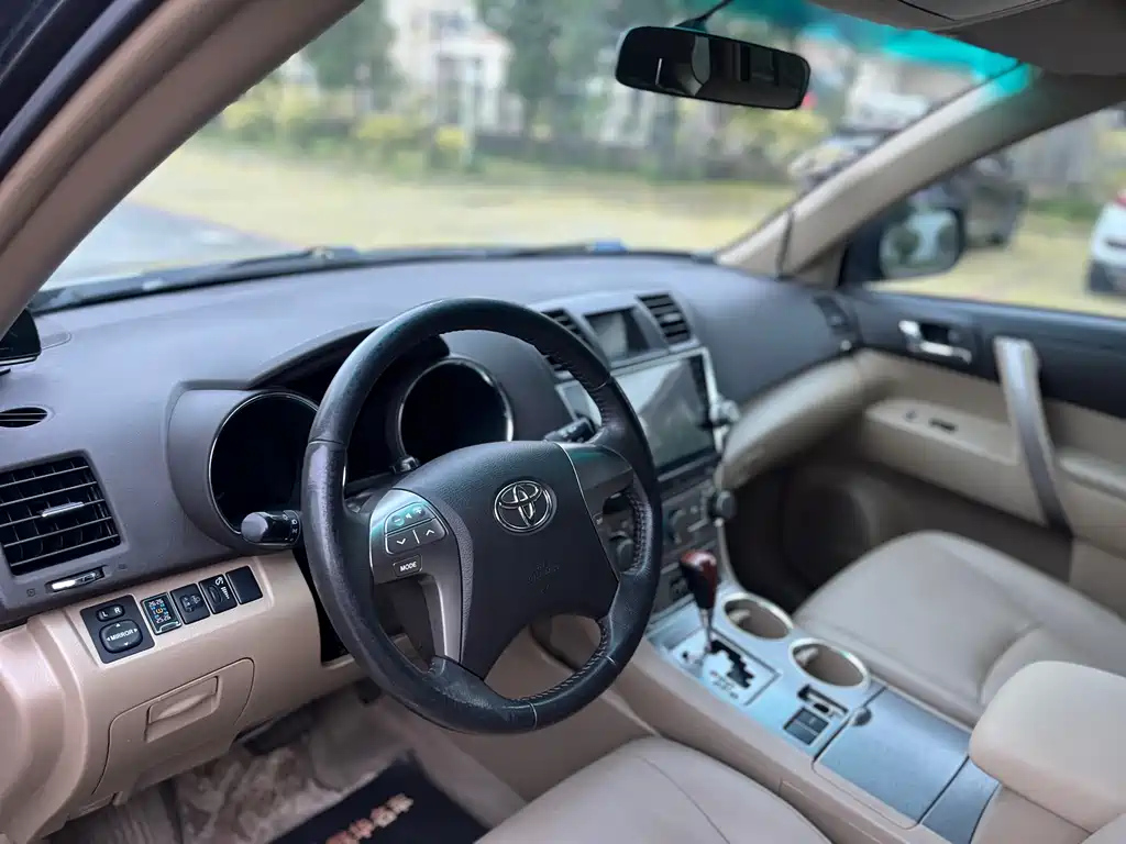 TOYOTA HIGHLANDER 2011