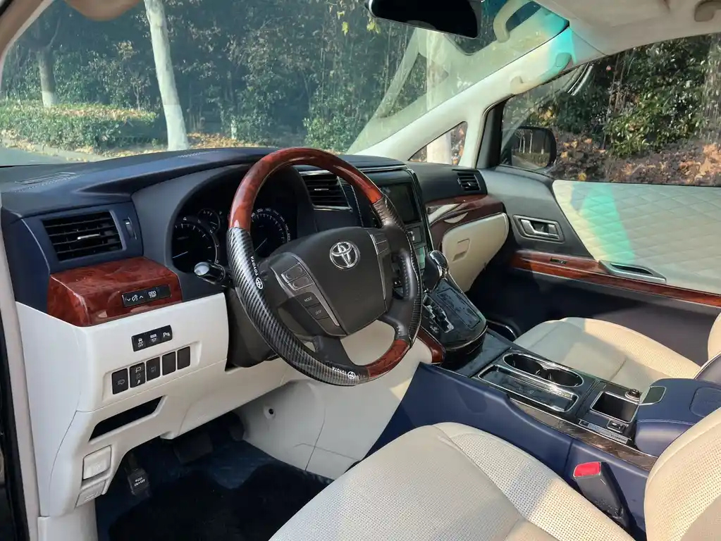 TOYOTA ALPHARD 2012