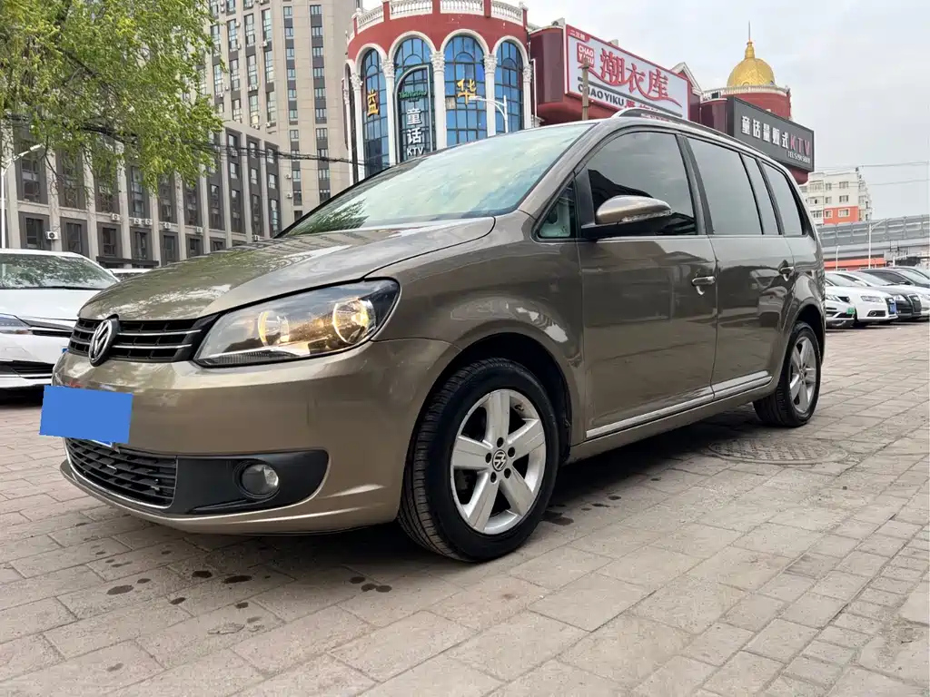 VOLKSWAGEN TOURAN 2015
