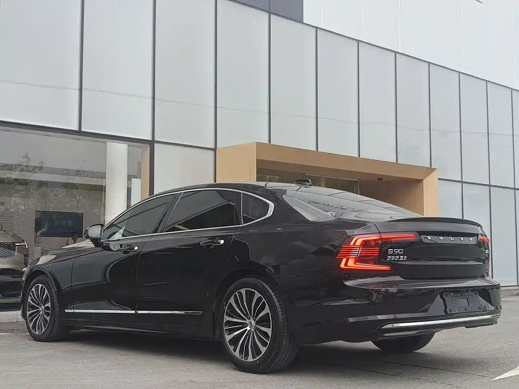 VOLVO S90 2023