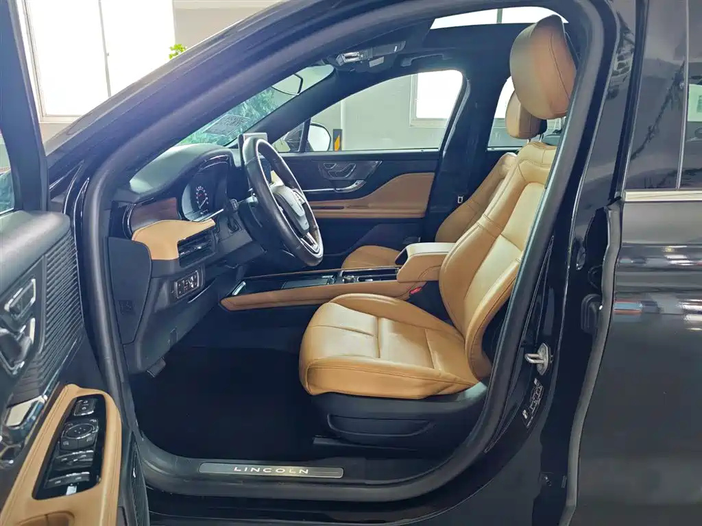 LINCOLN ADVENTURER 2020