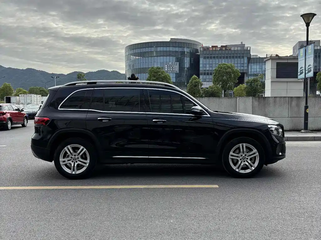 MERCEDES BENZ GLB 2023