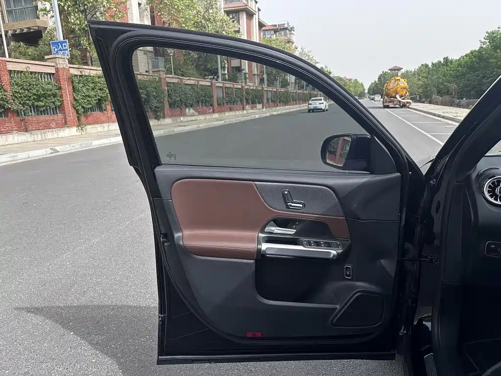 MERCEDES BENZ GLB 2024