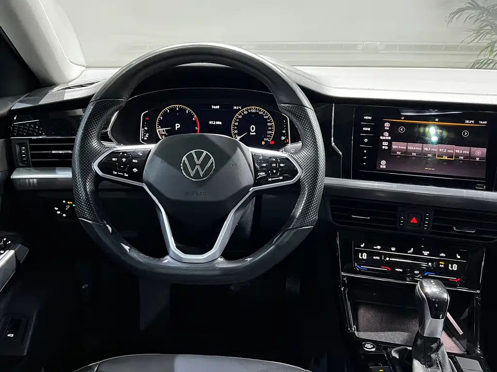 VOLKSWAGEN PASSAT 2023