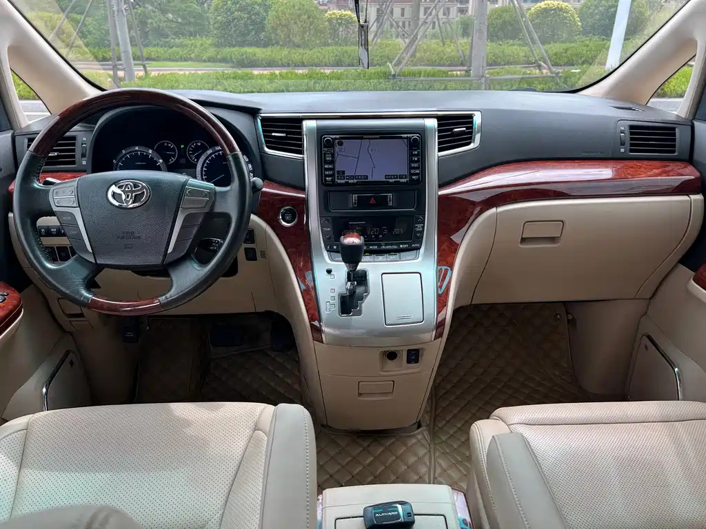 TOYOTA ALPHARD 2011