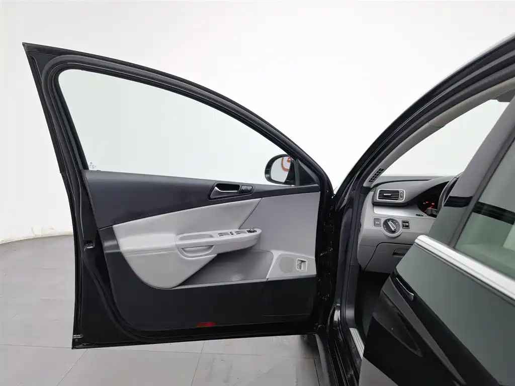 VOLKSWAGEN MAGOTAN 2011