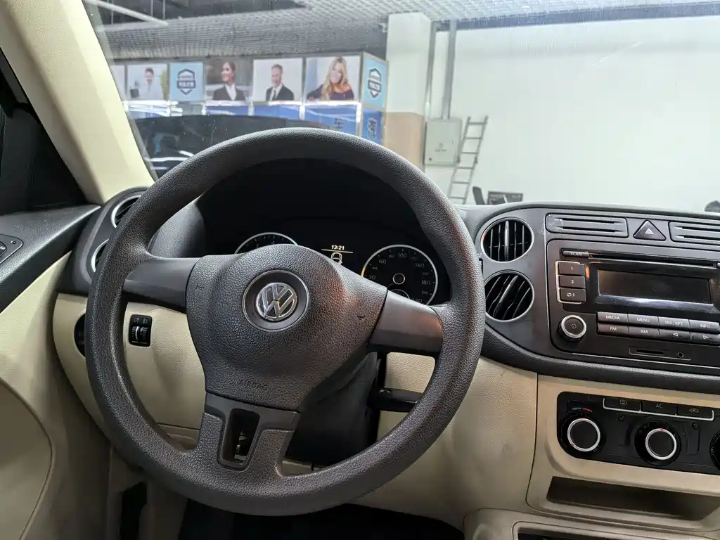 VOLKSWAGEN TIGUAN 2012