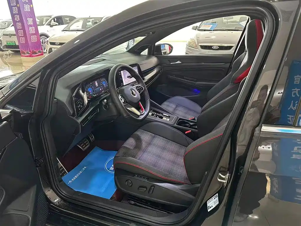 VOLKSWAGEN GOLF GTI 2024