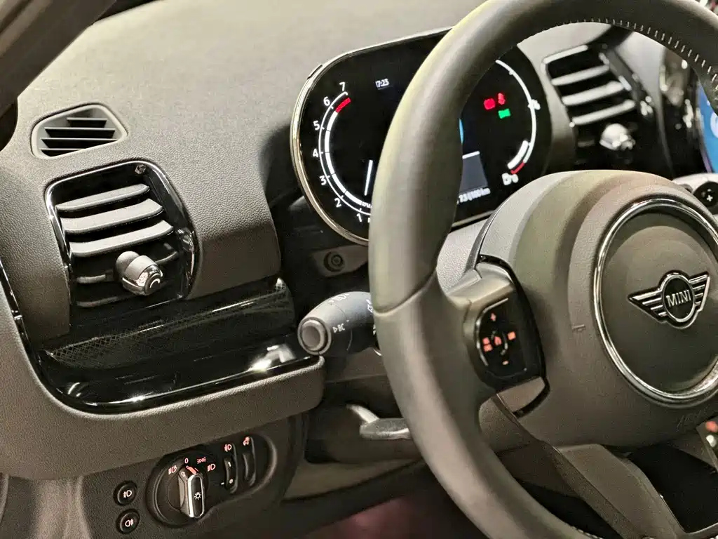 MINI CLUBMAN 2023