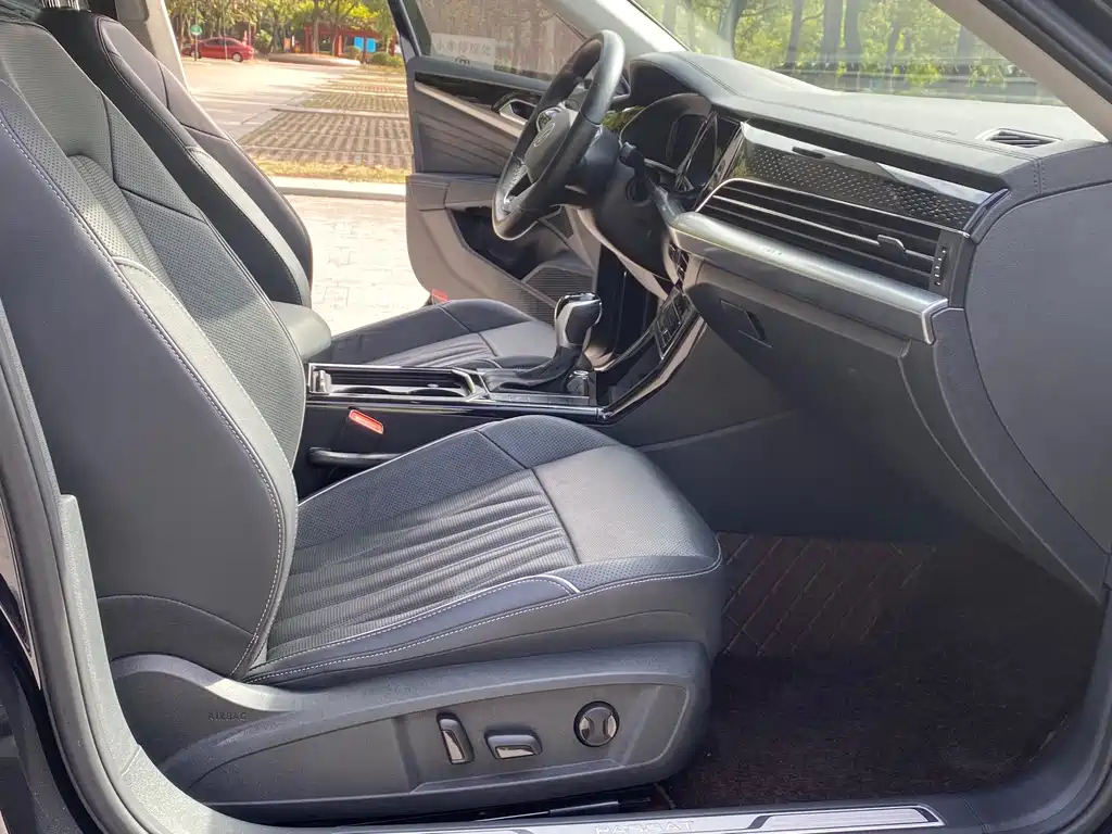 VOLKSWAGEN PASSAT 2023