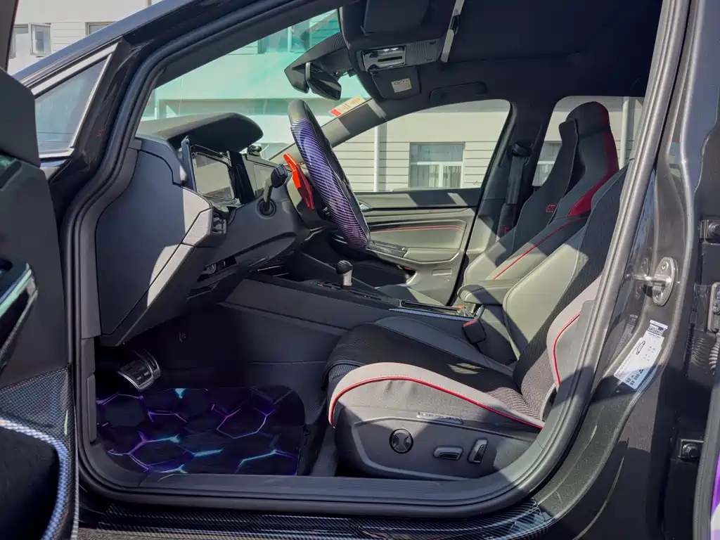 VOLKSWAGEN GOLF GTI 2024