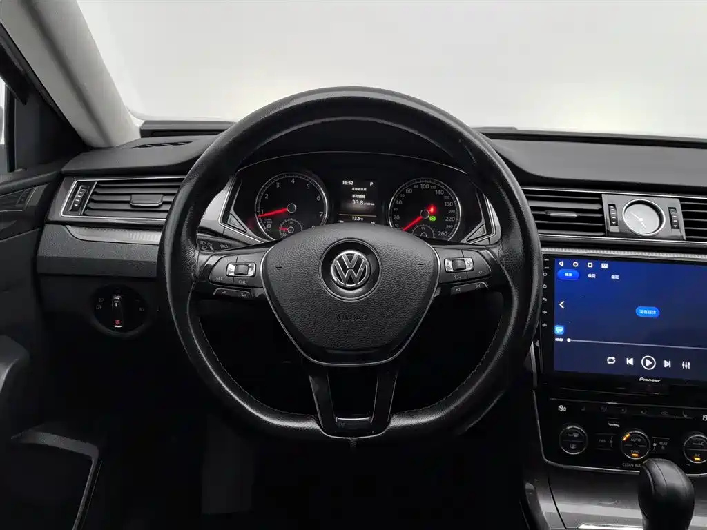 VOLKSWAGEN PASSAT 2016