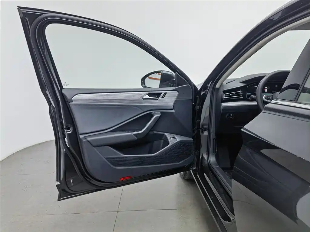 VOLKSWAGEN SAGITAR 2023