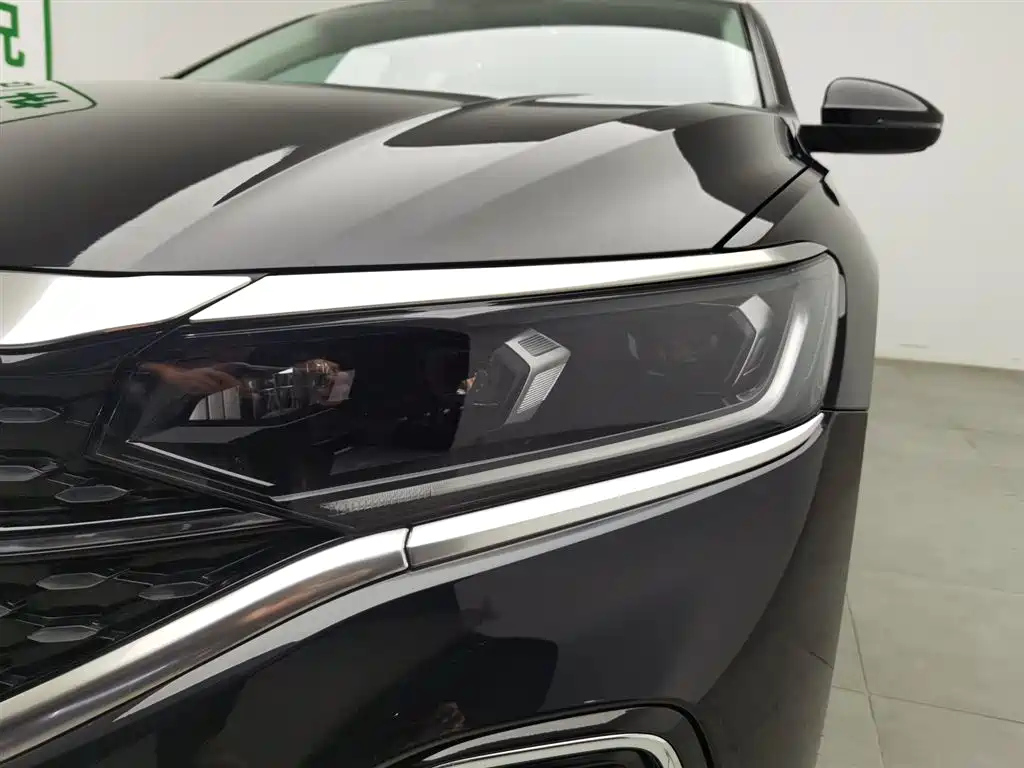 VOLKSWAGEN PASSAT 2024