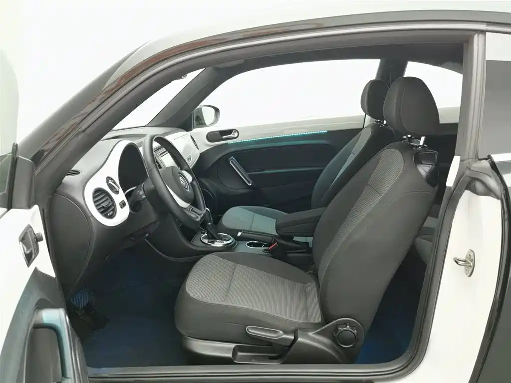 VOLKSWAGEN BEETLE 2014