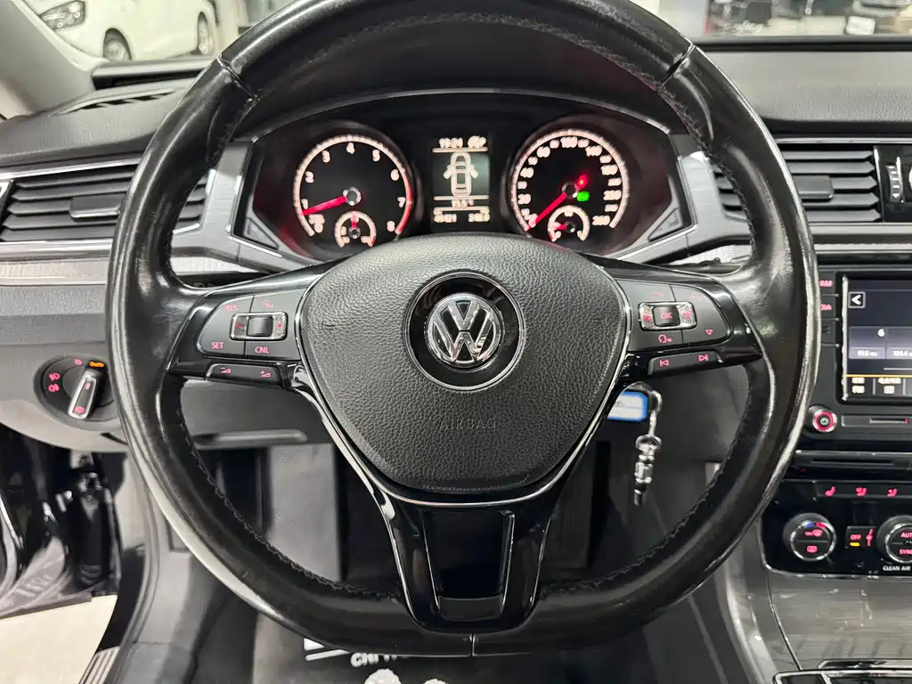 VOLKSWAGEN PASSAT 2016