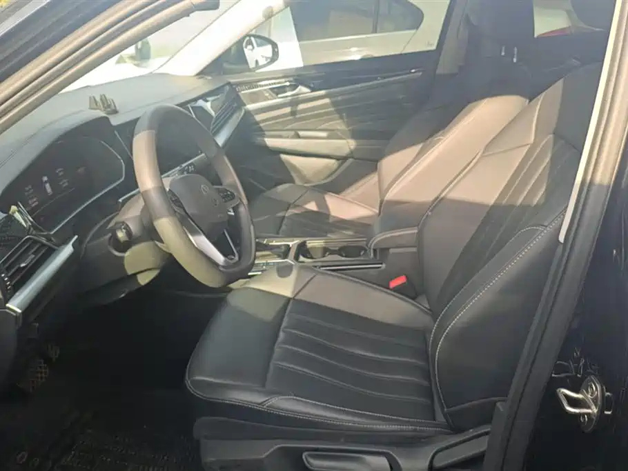 VOLKSWAGEN PASSAT 2024