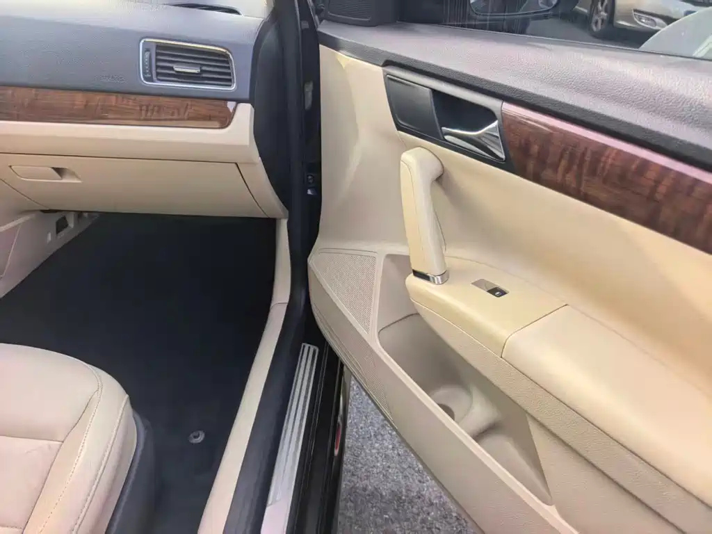 VOLKSWAGEN LAVIDA 2014