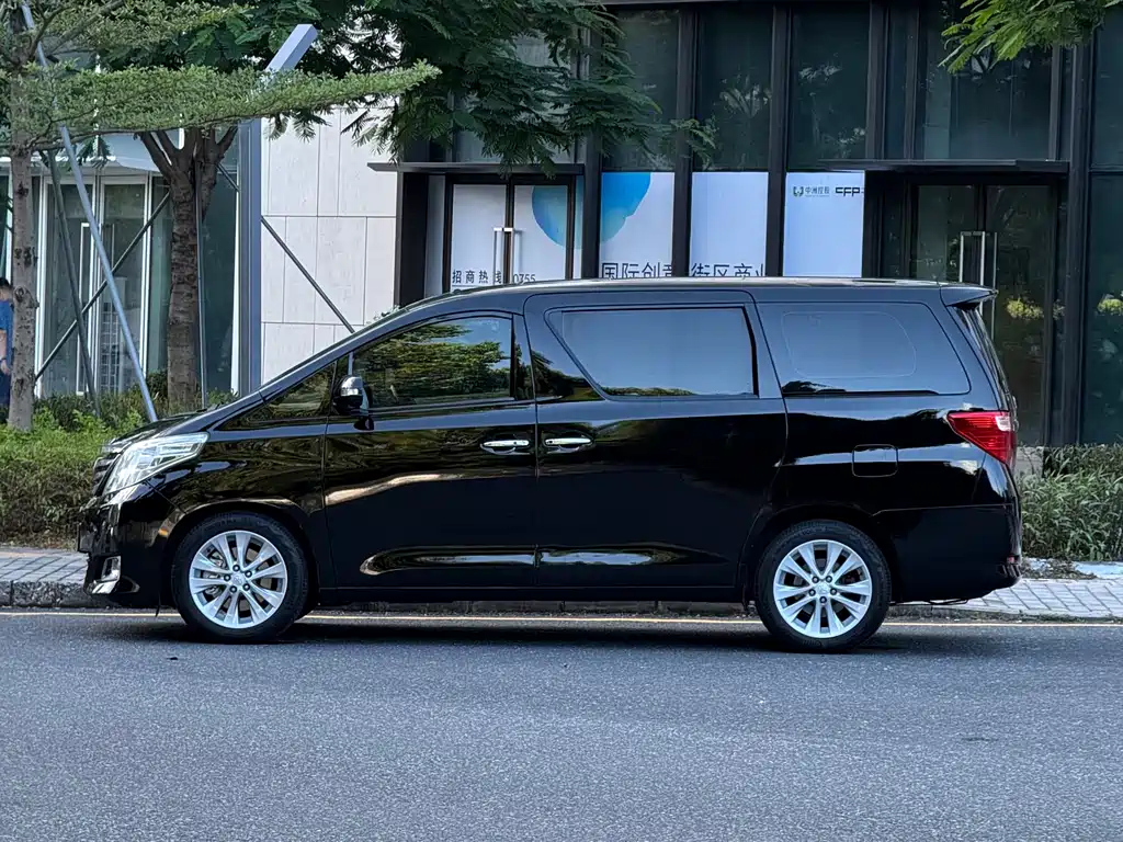 TOYOTA ALPHARD 2012