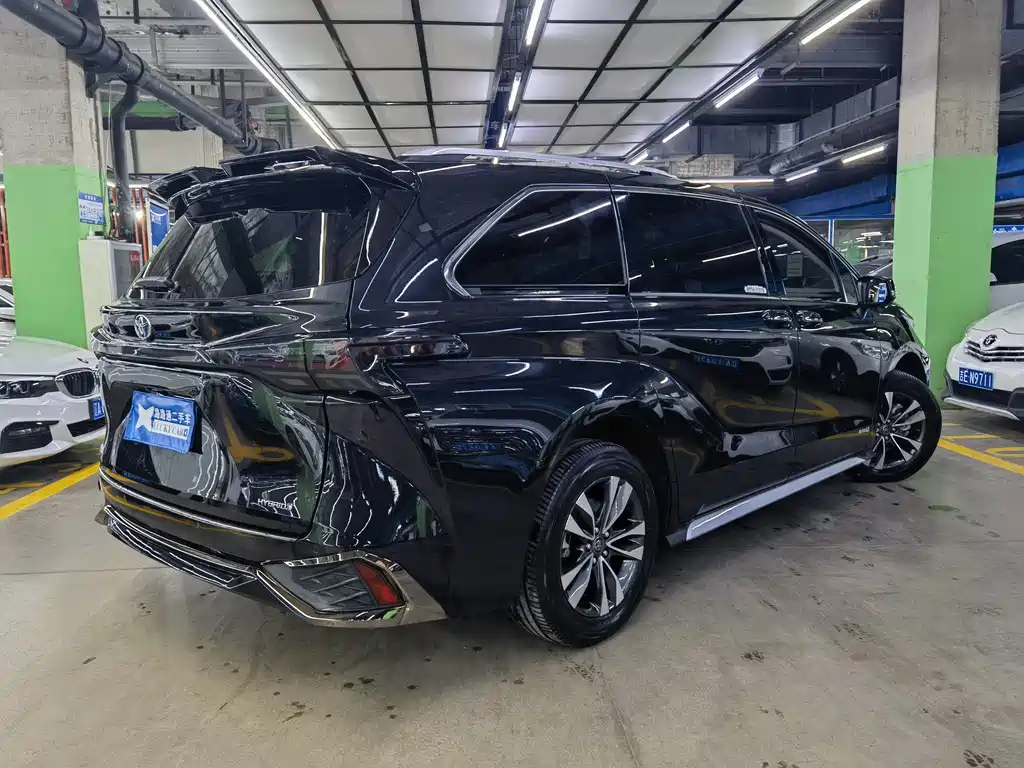 TOYOTA GRANVIA 2023