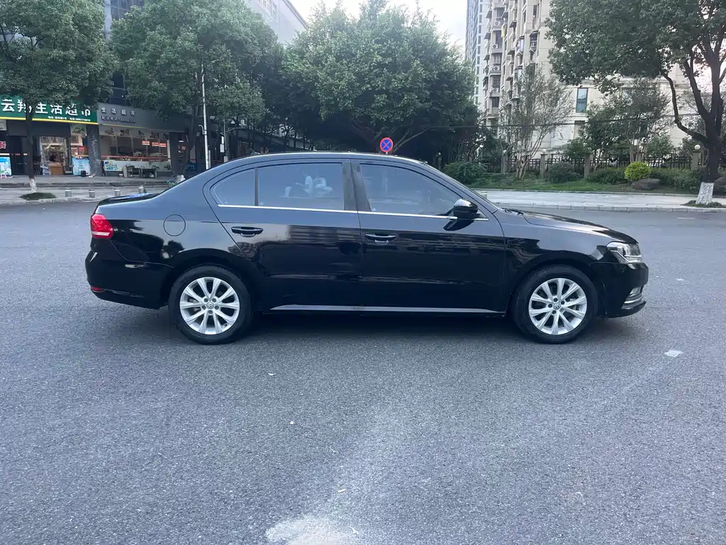 VOLKSWAGEN LAVIDA 2016