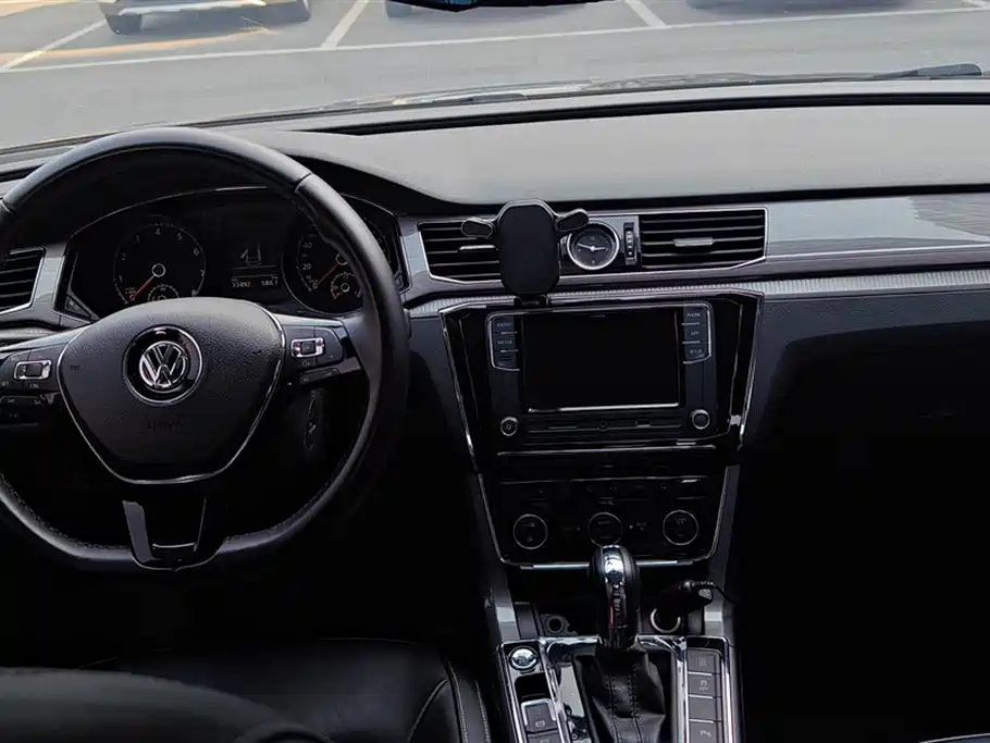 VOLKSWAGEN PASSAT 2018