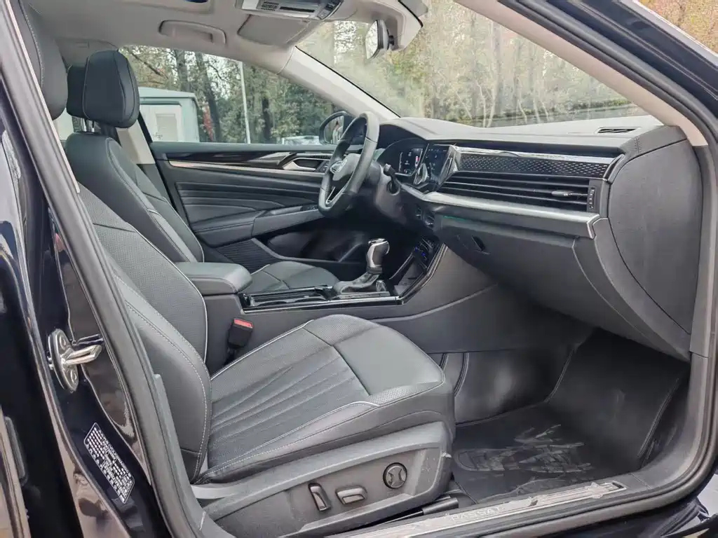 VOLKSWAGEN PASSAT 2024