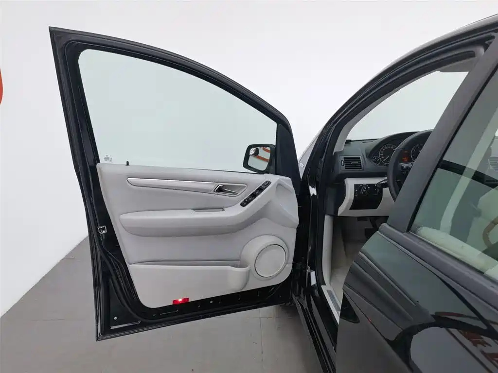 MERCEDES BENZ A-CLASS IMPORT 2011