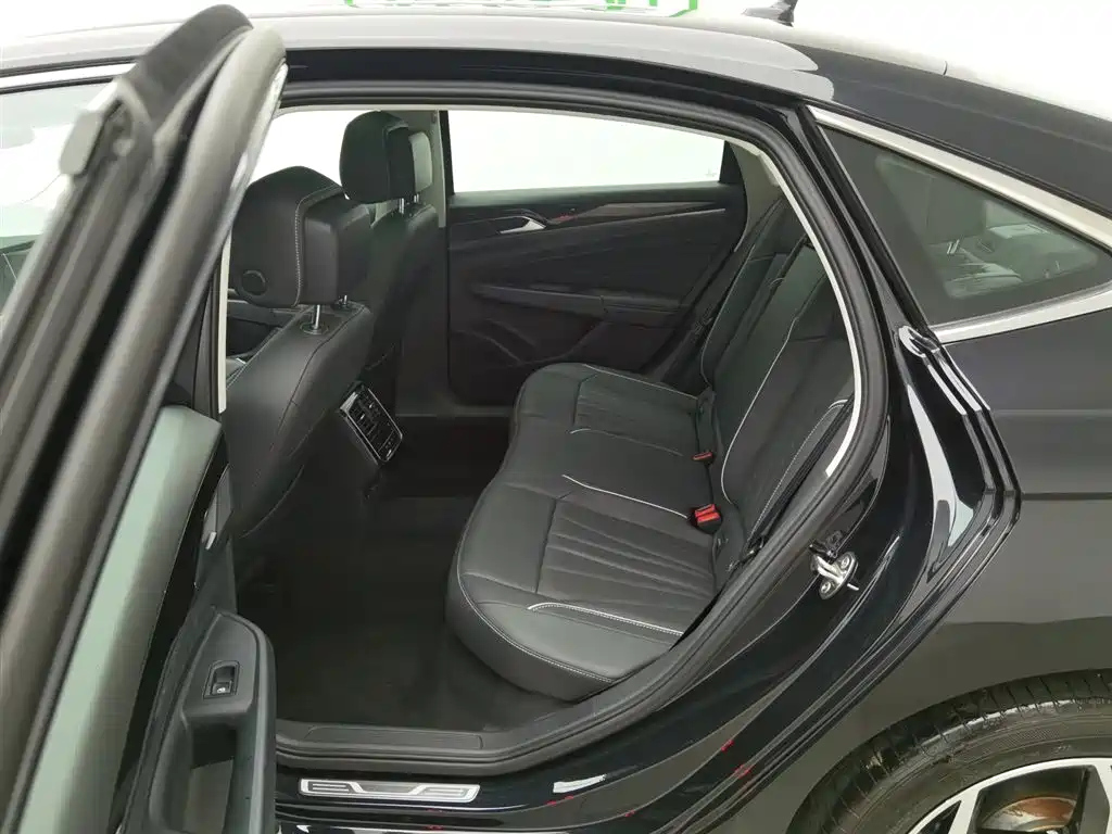 VOLKSWAGEN PASSAT 2024