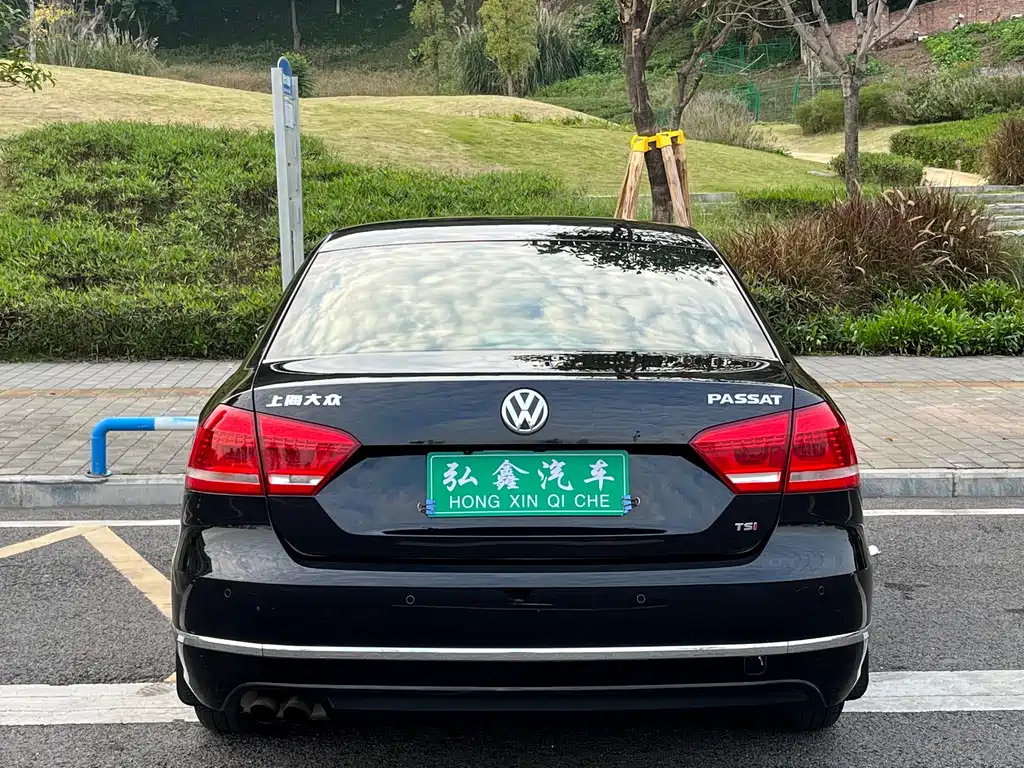 VOLKSWAGEN PASSAT 2012
