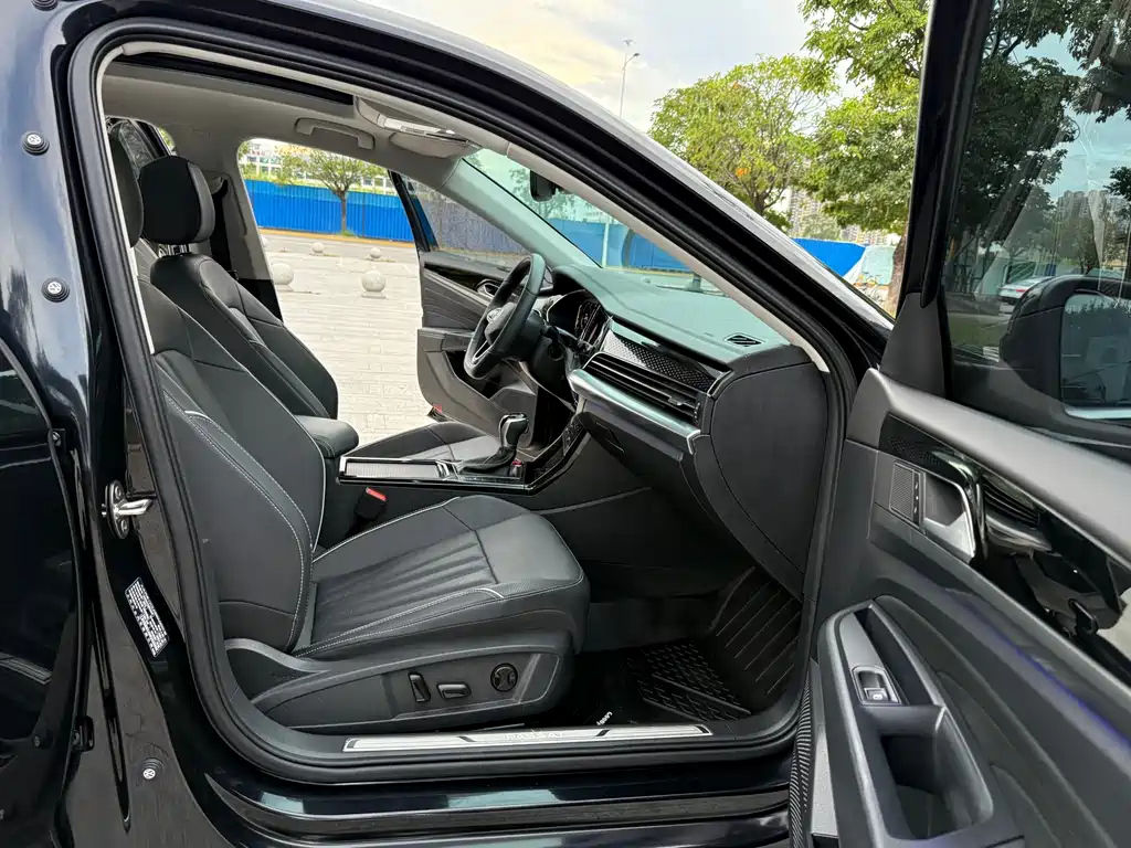 VOLKSWAGEN PASSAT 2024