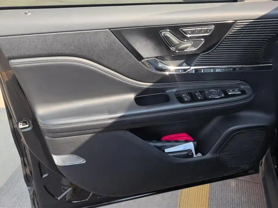 LINCOLN ADVENTURER 2020
