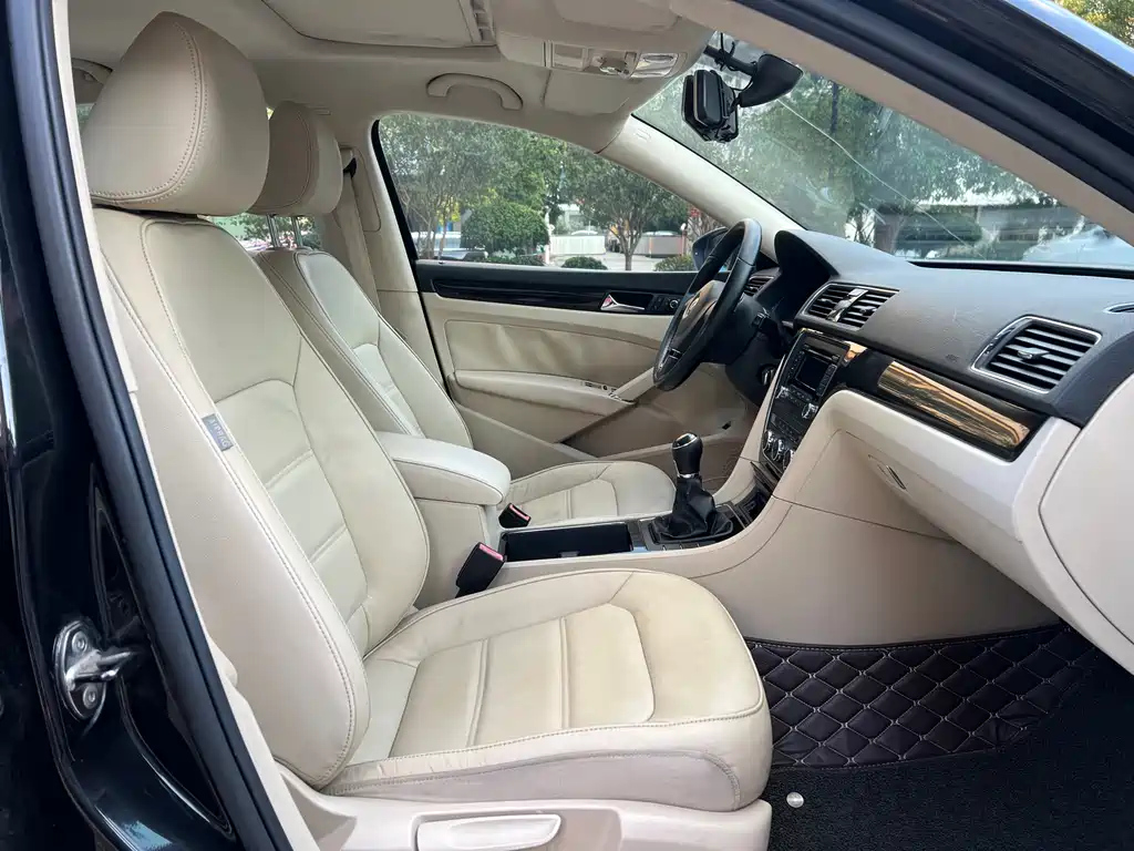VOLKSWAGEN PASSAT 2011