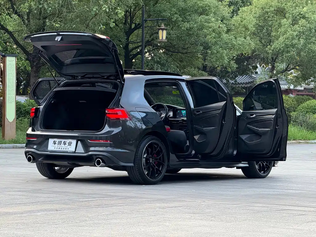 VOLKSWAGEN GOLF GTI 2023