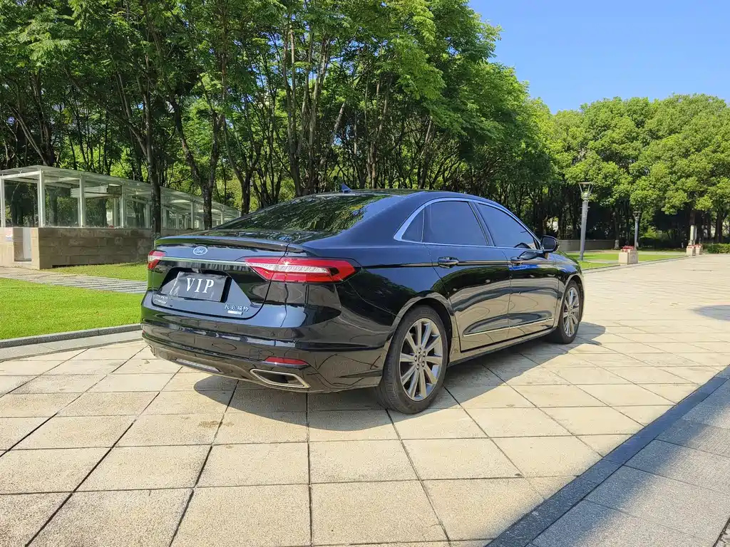 FORD TAURUS 2019