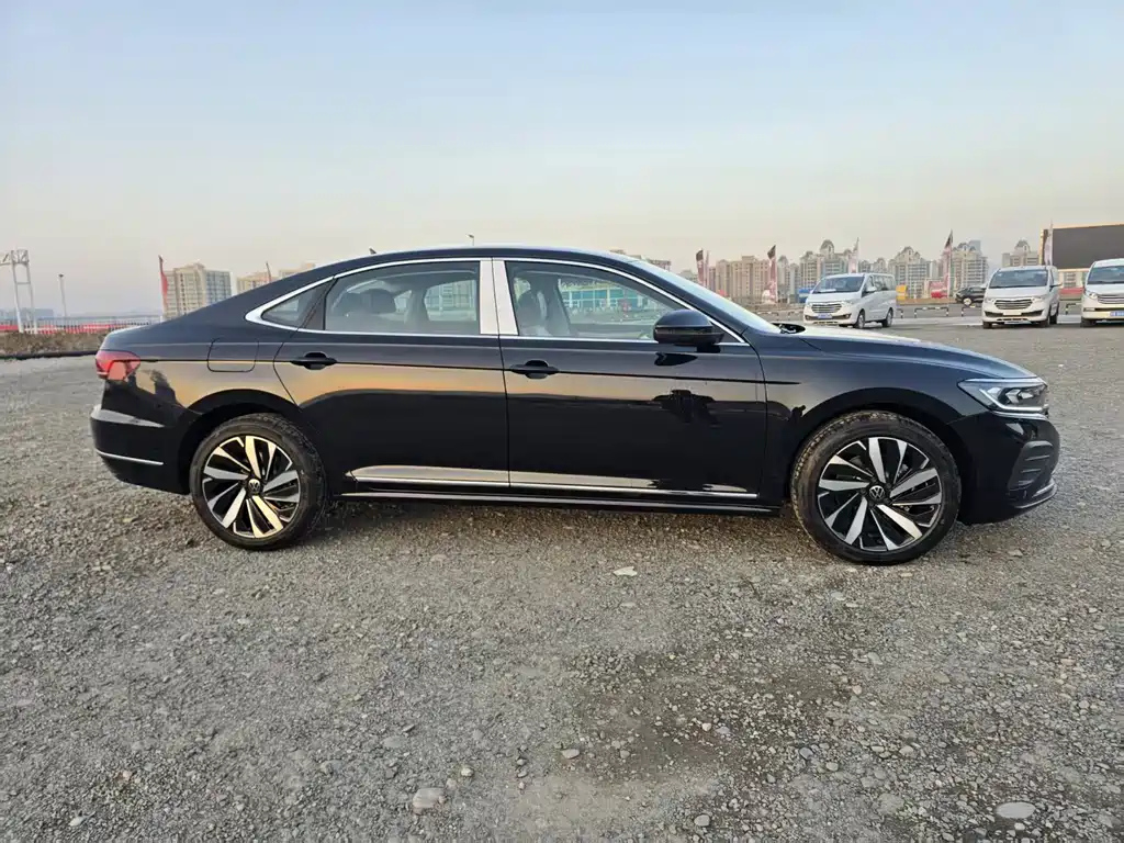 VOLKSWAGEN PASSAT 2025