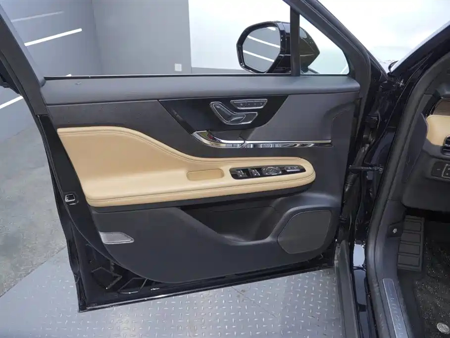 LINCOLN ADVENTURER 2022