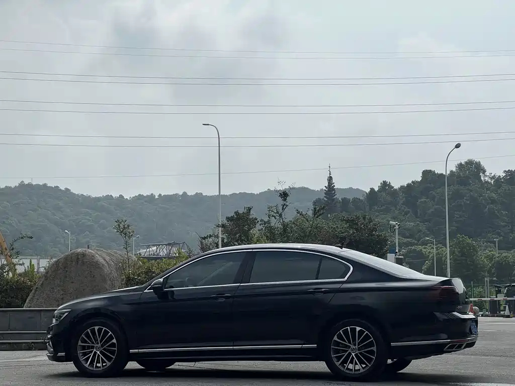 VOLKSWAGEN MAGOTAN 2023