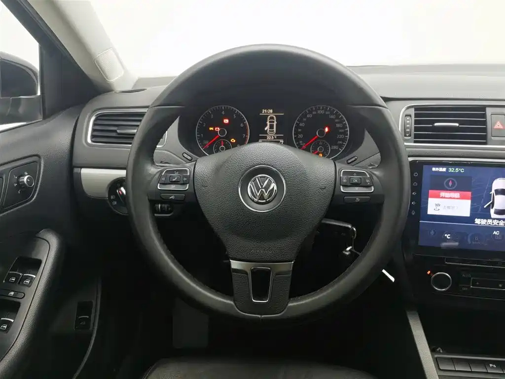 VOLKSWAGEN SAGITAR 2014