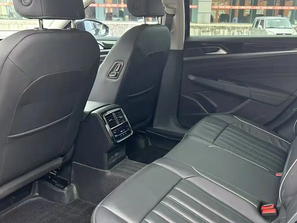 VOLKSWAGEN PASSAT 2023