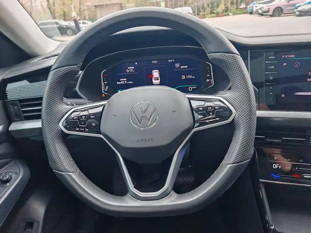 VOLKSWAGEN PASSAT 2024