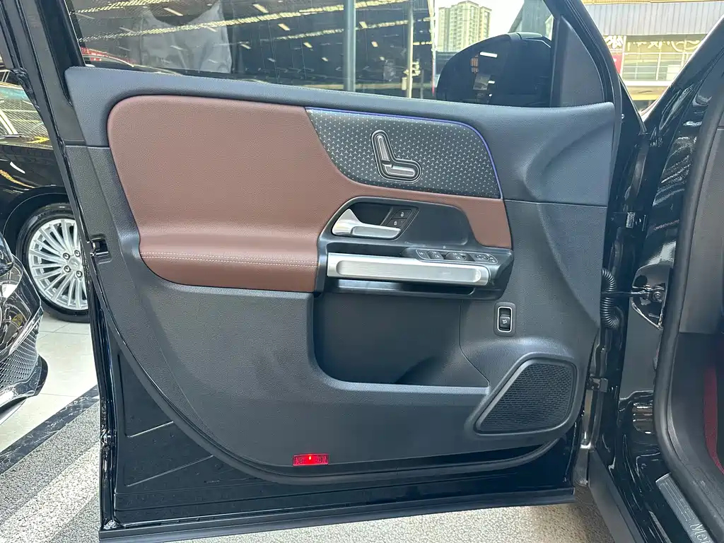 MERCEDES BENZ GLB 2024