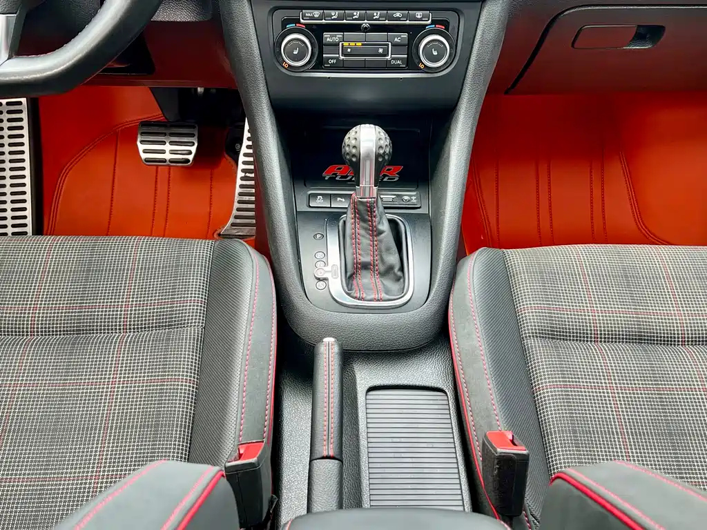 VOLKSWAGEN GOLF GTI 2011