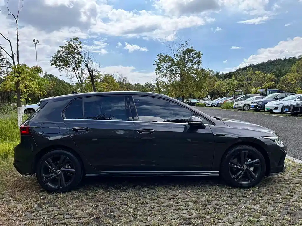 VOLKSWAGEN GOLF 2023