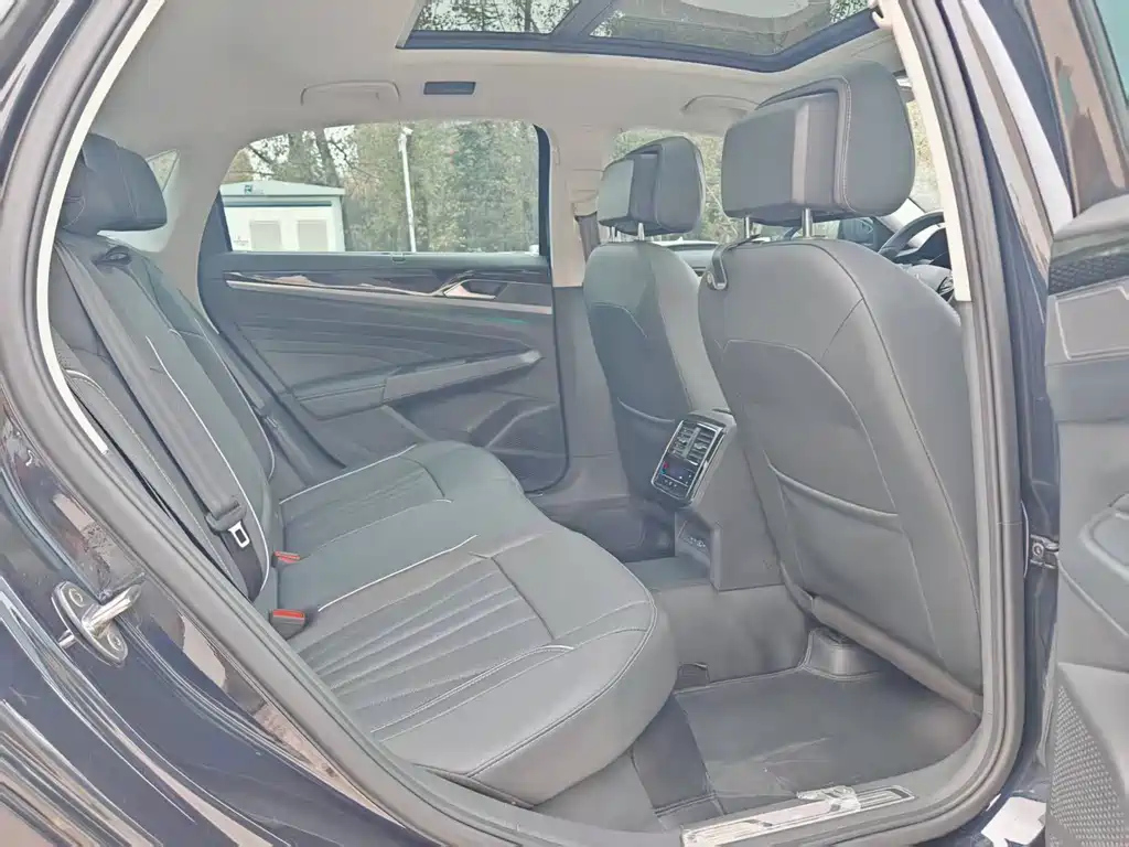 VOLKSWAGEN PASSAT 2024