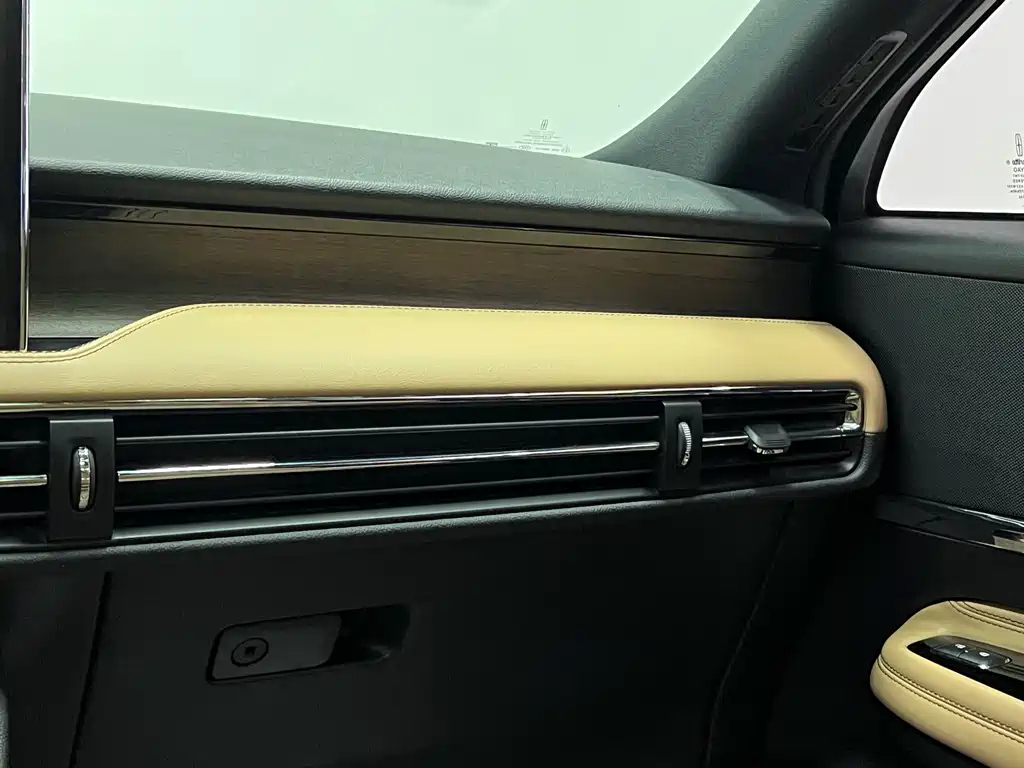 LINCOLN ADVENTURER 2021